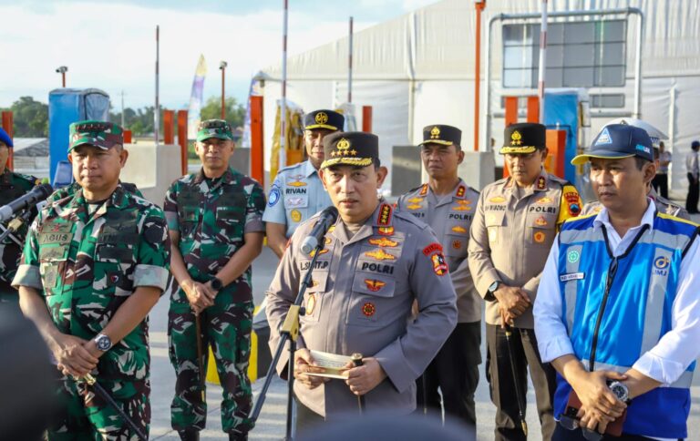 Persiapan Pengamanan Natal-Tahun Baru, Kapolri dan Panglima TNI Tinjau Gerbang Tol Prambanan