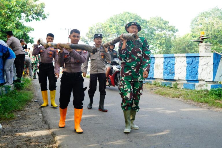 Pasca Banjir, Polres Ponorogo Bersama TNI dan Warga Bersihkan Sungai di Jembatan Tempuran