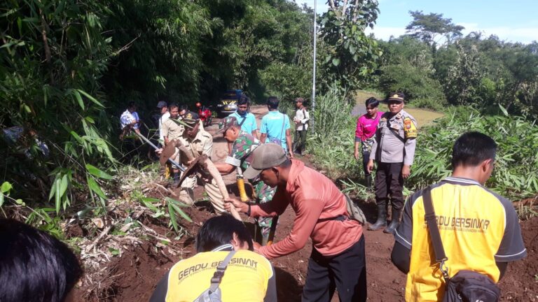 Gercep Polisi bersama TNI dan BPBD Tangani Dampak Banjir dan Tanah longsor di Bondowoso