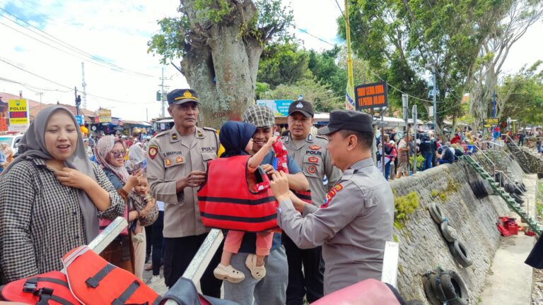 Operasi Lilin Semeru, Polres Magetan Gelar Patroli dan Berbagi Coklat di Lokasi Wisata Sarangan