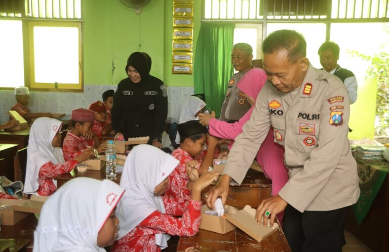 Wujudkan Asta Cita, Polres Probolinggo Berbagi Makanan Bergizi Untuk Siswa Sekolah Dasar