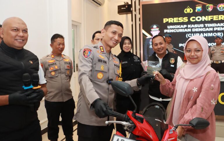 Pelaku Curanmor Ditangkap, Kapolres Ponorogo Kembalikan Motor Milik Korban