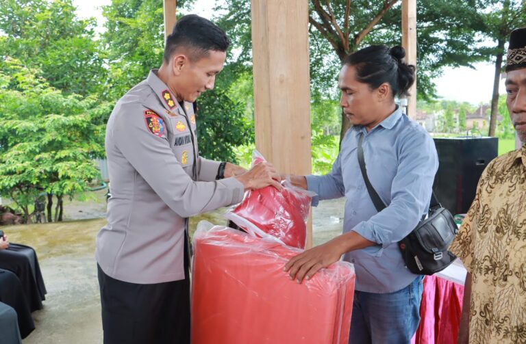 Kolaborasi Polisi dan TNI Bantu Warga Terdampak Longsor di Ponorogo