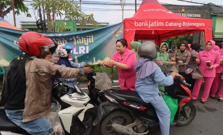 Kompak, Bhayangkari dan Persit Bagikan Takjil kepada Masyarakat di Bojonegoro