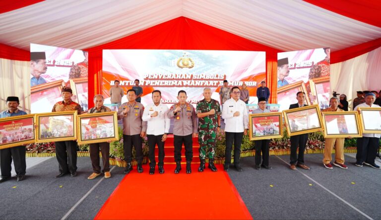 Hadiri Ground Breaking Asrama Polresta Samarinda, Kapolri Bagikan Sumur Bor-Sembako ke Warga