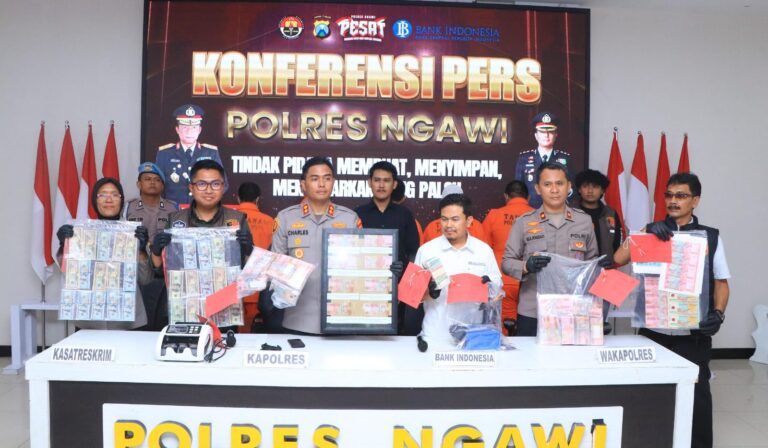 Polres Ngawi Berhasil Amankan 5 Tersangka Pengedar Uang Palsu Lintas Provinsi