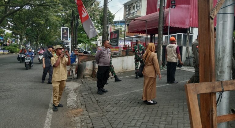 Pak Bhabin Dampingi Dinas Terkait Sampaikan SP3 Pembangunan Gorong-Gorong di Wilayah Suhat Jatimulyo