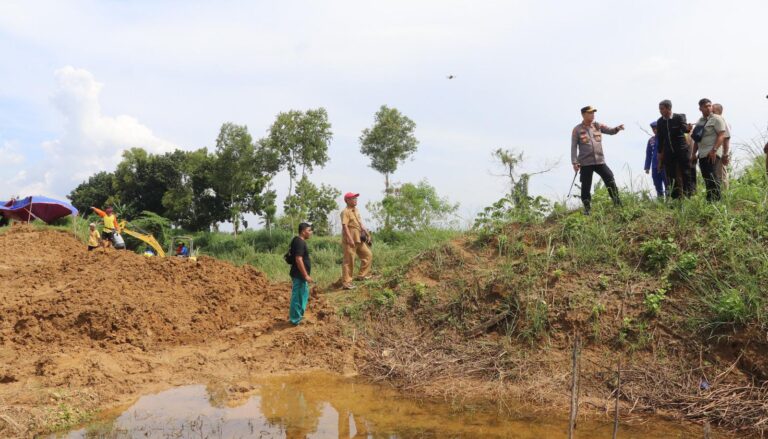 Mitigasi, Kapolres Sumenep Cek Lokasi Tanggul Jebol di Desa Patean