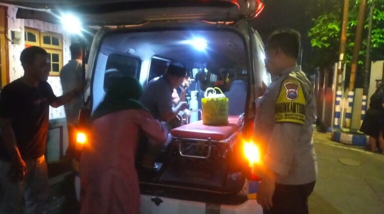 Polri Peduli: Pak Bhabin Dampingi Evakuasi Warga yang Mengalami Depresi dan ke RSJ Lawang