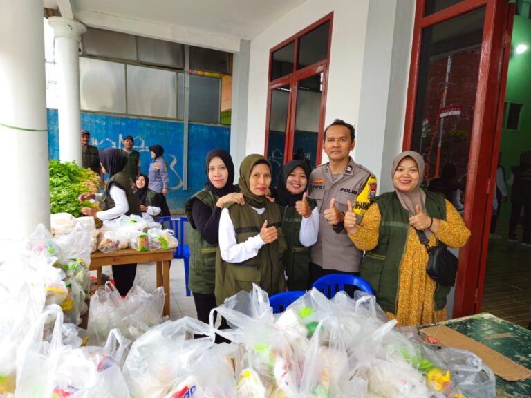 Pak Bhabin Monitoring Olahraga Pagi Dan Bantu Distribusikan Sembako Dari Kampung Sedekah Untuk Warga Yang Membutuhkan