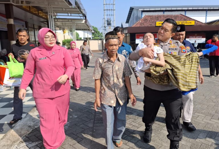 Polres Blitar Gelar Khitan Massal Salurkan Bansos untuk Anak Yatim Piatu dan Difabel di Hari Bhayangkara ke-79