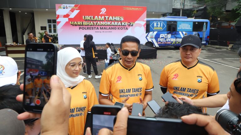 Peringati Hari Bhayangkara ke-79: Polresta Malang Kota Bersama Masyarakat Jalan Sehat Susuri Wisata Kampung Kayutangan