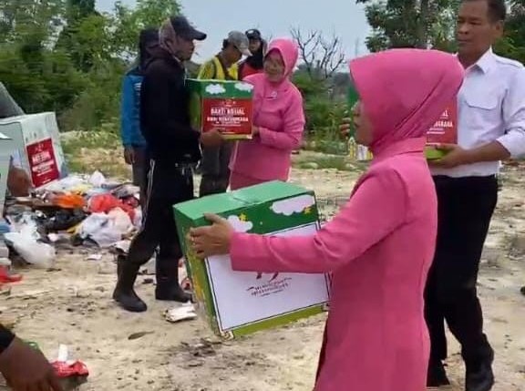 Hari Bhayangkara ke-79 Polres Lamongan Salurkan Bansos untuk Pemulung di TPA