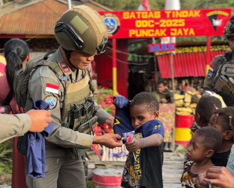 Satgas Ops Damai Cartenz 2025, Bagikan Pakaian untuk Anak-anak di Puncak Jaya