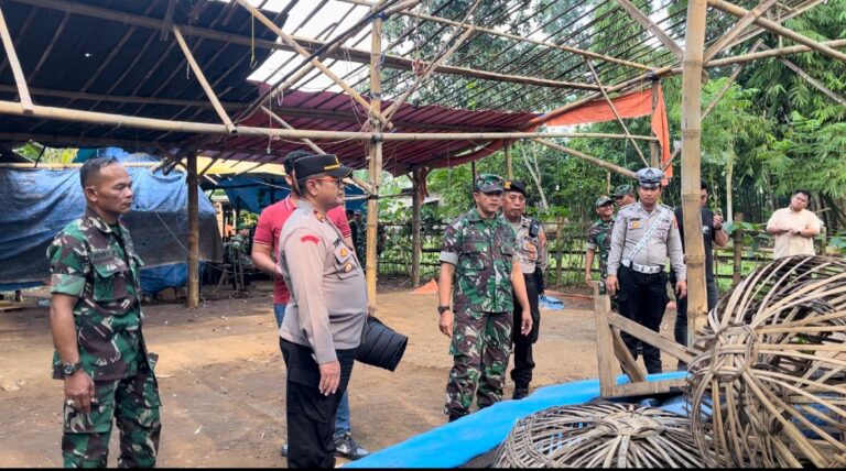 Personel Gabungan Polres Pasuruan Bongkar Arena Sabung Ayam di Purwodadi