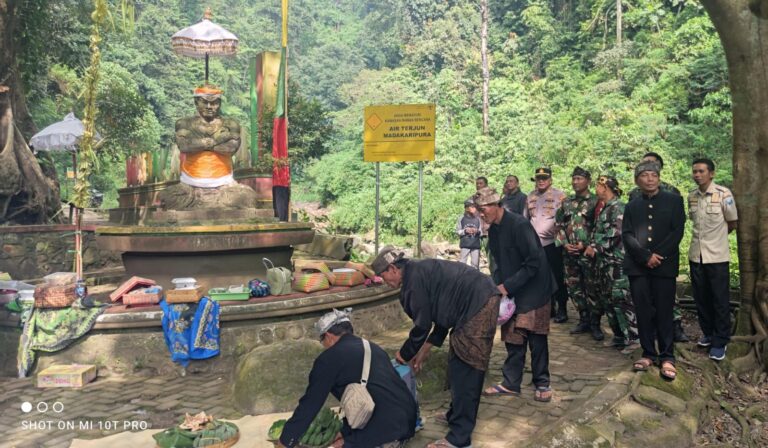 Polres Probolinggo Kawal Kegiatan Adat Mendak Tirta di Air Terjun Madakaripura Jelang Yadnya Kasada
