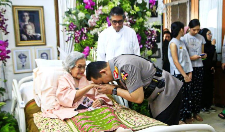 Kapolri Hadiri Ulang Tahun ke-100 Ny. Meriyati Hoegeng, Simbol Kesetiaan dan Keteladanan