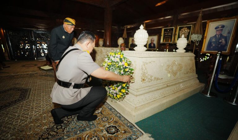 Rangkaian Hari Bhayangkara ke-79, Kapolri Ziarah ke Makam Presiden RI ke-2 Soeharto