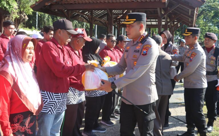 Polresta Banyuwangi Salurkan 1.500 Paket Sembako Jelang Hari Bhayangkara ke-79