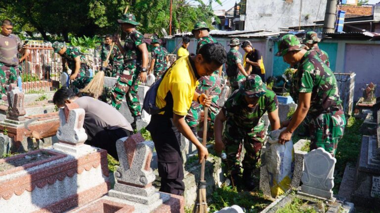 Kompak, TNI dan Polisi Bakti Religi Sambut Hari Bhayangkara ke -79 Bersihkan Makam Pegirikan Surabaya