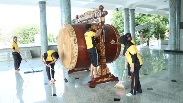 Bersihkan Masjid Agung, Puluhan Personel Polres Bangkalan Gelar Bakti Religi Sambut Hari Bhayangkara ke-79