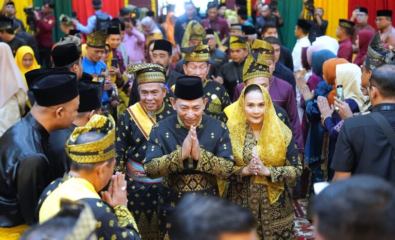 Kapolri Terima Anugerah Adat Ingatan Budi dari LAM Riau: Simbol Kehormatan, Amanah Moral, dan Komitmen Kebangsaan