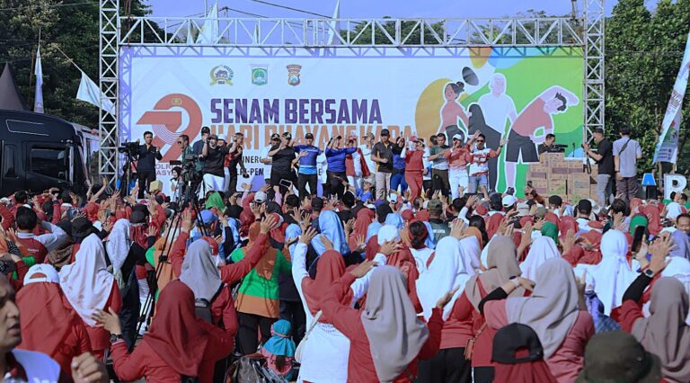 Ribuan Warga Meriahkan Olahraga Bersama Hari Bhayangkara ke-79 di Stadion Kanjuruhan Malang