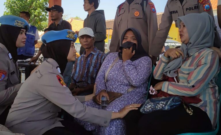 Polwan Polres Pasuruan Kota Beri Pendampingan Keluarga 3 Pemancing yang Hilang di Perairan Lekok