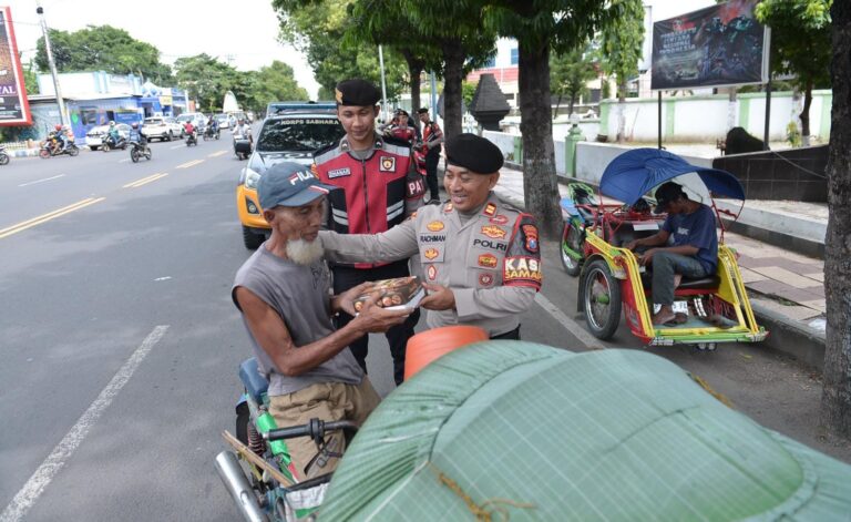Patroli Humanis, Polres Situbondo Berbagi Nasi Kotak kepada Warga dan Pelajar