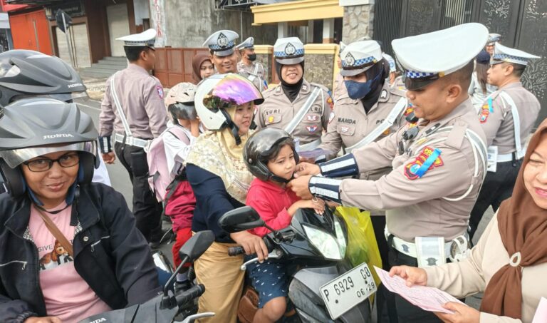 Polisi Menyapa: Operasi Patuh Semeru 2025 Polres Jember Sebar Brosur Edukasi Tertib Lalin Bagi Pengguna Jalan
