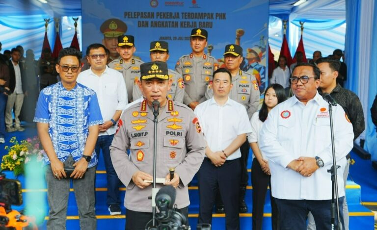 Lepas Buruh Terdampak PHK dan Angkatan Kerja Baru, Kapolri: Kabar Gembira di Tengah Dampak Global