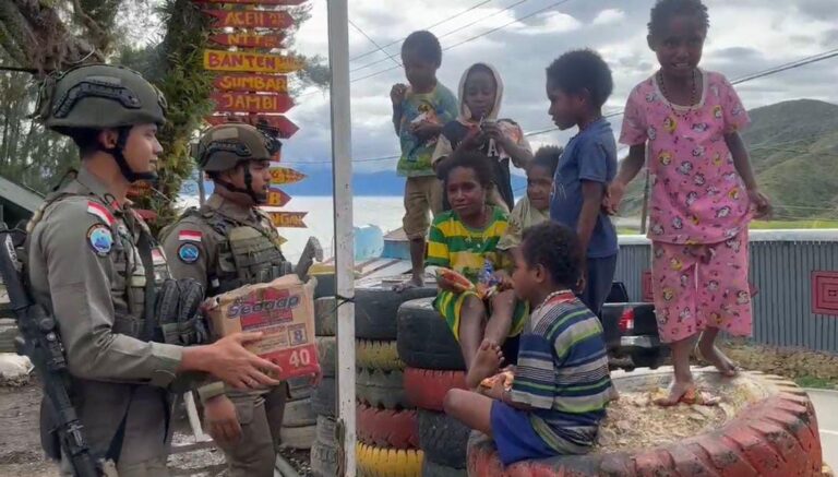 Satgas Ops Damai Cartenz Tebar Kepedulian dan Kebahagiaan di Paniai dan Intan Jaya