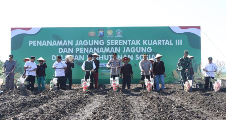 Kapolda Jatim Pimpin Penanaman Jagung Serentak di Nganjuk, Dukung Target Nasional 10 Juta Ton