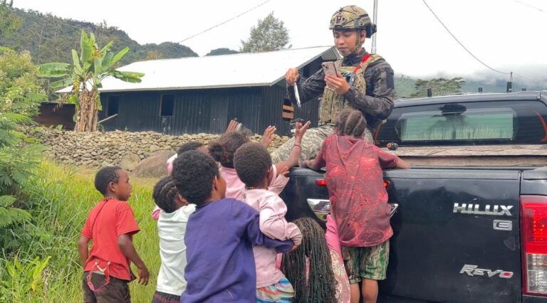 Personel Ops Damai Cartenz Sambangi Anak-anak di Puncak Jaya
