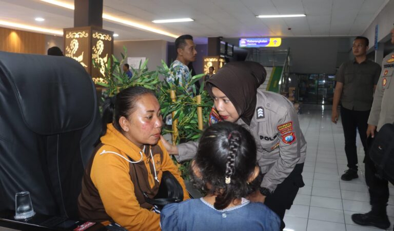 Beri Trauma Healing, Polwan Polresta Banyuwangi Dampingi Korban Selamat KMP Tunu Pratama Jaya