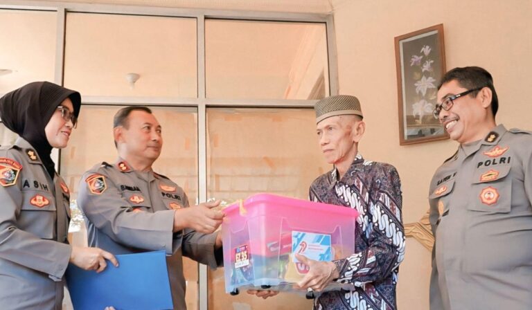 Penuh Haru, Anjangsana SPN Polda Jatim ke Para Purnawirawan di Hari Bhayangkara ke-79