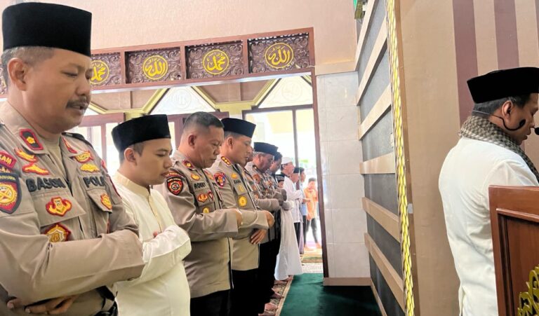 Polresta Banyuwangi Gelar Sholat Ghaib untuk Korban KMP Tunu Pratama Jaya