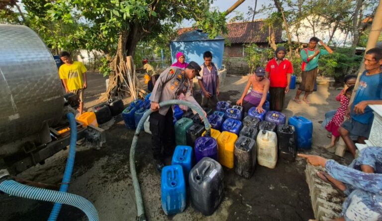 Polres Probolinggo dan BPBD Salurkan Air Bersih untuk Warga Tegalsiwalan Dampak Kekeringan