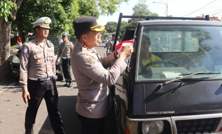 Polresta Banyuwangi Berbagi Bendera Merah Putih Sambut HUT Kemerdekaan RI ke – 80