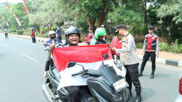 Dorong Semangat Nasionalisme, Kapolres Bangkalan Bagi-bagi Bendera Merah Putih