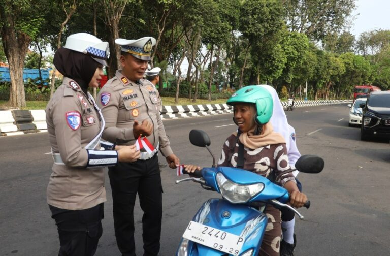Tanamkan Cinta Tanah Air Polres Pelabuhan Tanjungperak Ajak Kibarkan Bendera Merah Putih Sambut Hari Kemerdekaan RI ke-80