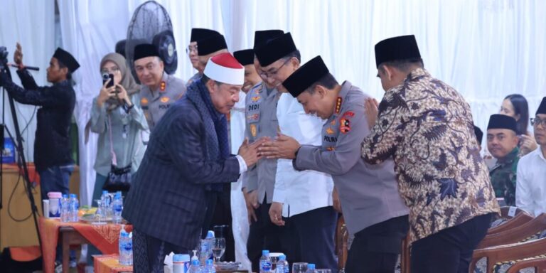 Kapolri Hadiri Haul Pondok Bubtet Pesantren di Cirebon, Ulama dan Polri saling Melengkapi
