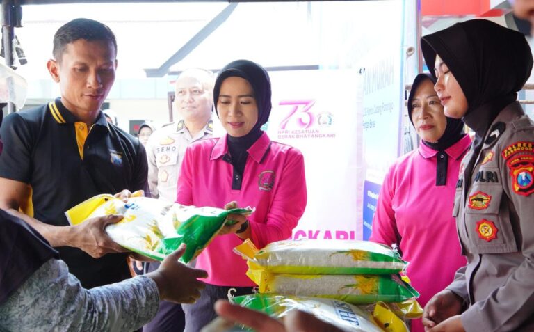 Polres Ponorogo Gelar Pasar Murah, Sediakan 47 ton Beras Warga Sambut Antusias