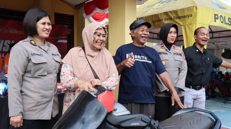 Senyum Sumringah Korban Curanmor di Kota Malang Saat Polisi Temukan dan Kembalikan Motor yang Hilang
