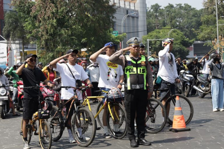 Satlantas Polresta Malang Kota Hentikan Arus Lalu Lintas, Ajak Warga Hormat Bendera di Persimpangan Kota