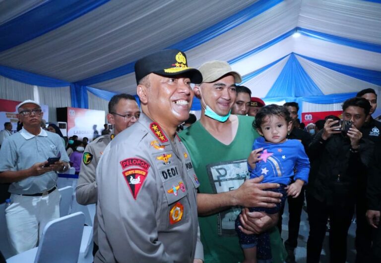 Wakapolri Sapa Warga Gunung Sindur dalam Bakti Sosial Sekolah Kemala Taruna Bhayangkara