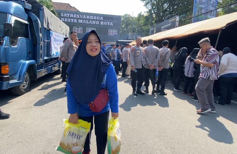 Distribusikan Beras SPHP Tahap Dua: Warga Apresiasi Gerakan Pangan Murah Polresta Malang Kota Saat