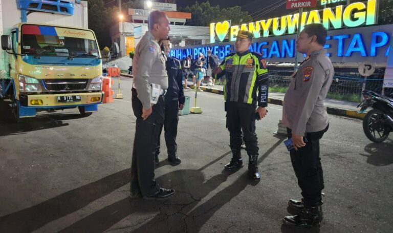 Libatkan Personel Gabungan,Kapolresta Banyuwangi Turun Langsung Pimpin Urai Kepadatan di Pelabuhan Ketapang