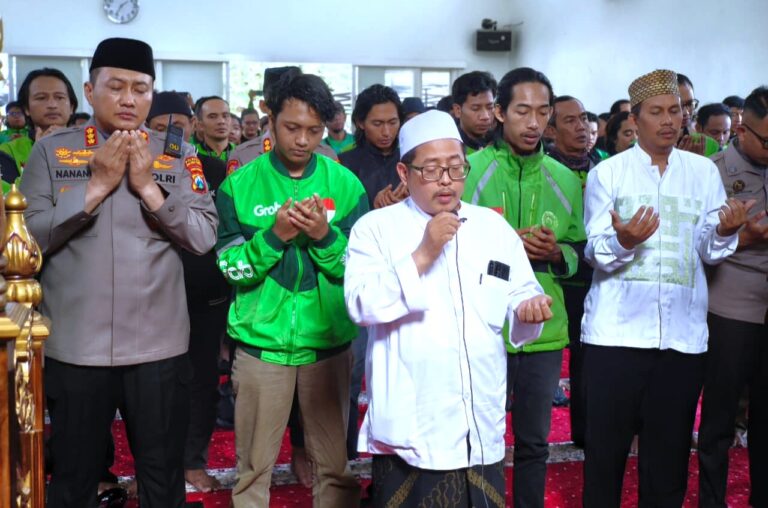 Polresta Malang Kota Bersama Driver Ojol, Ulama Sholat Ghoib untuk Almarhum Affan Kurniawan, Kapolresta Nanang Siap Kawal Transparansi Proses Hukum