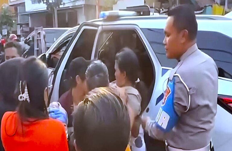 Tindakan Humanis Polantas Pengawal Gubernur Jatim Tolong Ibu Akan Melahirkan di Jalan